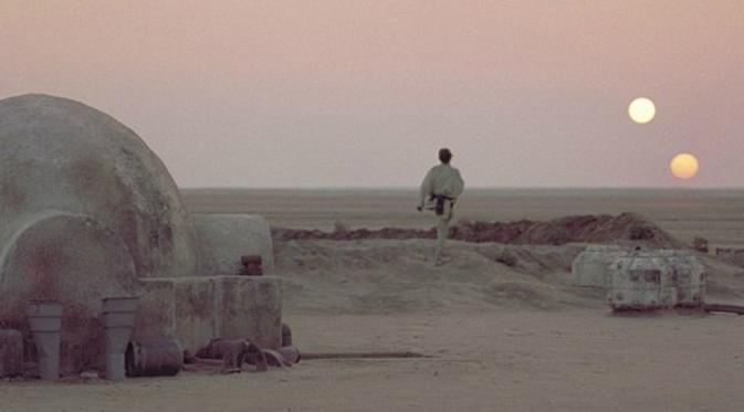 Adegan film Star Wars di mana Luke Skywalker melihat dua Matahari (bintang) dari planet Tatooine (Disney)