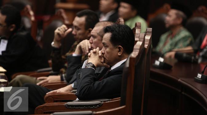 Yusril Ihza Mahendra saat mengikuti  sidang ke-4 di Mahkamah Konstitusi, Jakarta, Selasa (14/6). Sidang tersebut untuk menentukan nasib pengesahan PPP Muktamar Jakarta yang dipimpin Ketua Umum Djan Faridz. (Liputan6.com/Faizal Fanani)