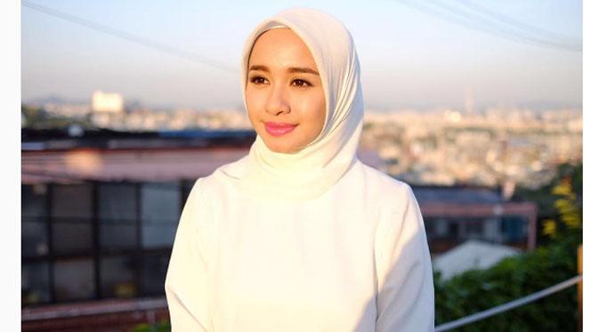 Bella membuktikan style hijab simpel mampu menghadirkan seribu pesona dan gaya.