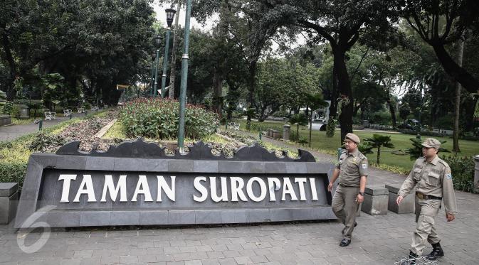 Dua petugas Satpol PP melakukan patroli di kawasan Taman Suropati, Jakarta, Selasa (14/6). Kini, Taman Suropati disterilkan dari PKL dan bersih dari parkir liar yang biasa terlihat di bahu jalan tepian taman. (Liputan6.com/Faizal Fanani)