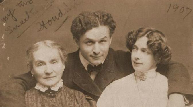 Houdini berfoto bersama ibu dan istrinya. Selain sebagai pesulap dan ilusionis ternama, ternyata ada 10 fakta yang menarik tentang Harry Houdini.(Sumber The Vintage News) 