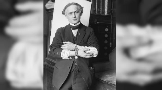 Houdini membantu melatih tentara AS untuk membebaskan diri dari ikatan. Selain sebagai pesulap dan ilusionis ternama, ternyata ada 10 fakta yang menarik tentang Harry Houdini.(Sumber The Vintage News) 