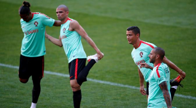 Pemain Portugal berlatih menjelang laga lawan Islandia di Piala Eropa 2016. (Reuters/Rafael Marchante).