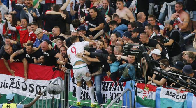 Striker Hungaria, Adam Szalai, usai mencetak gol ke gawang Austria, pada pertandingan Grup F Piala Eropa, di Stade de Bordeaux, Selasa atau Rabu (15/6/2016) dini hari WIB. (Reuters/Regis Duvignau).