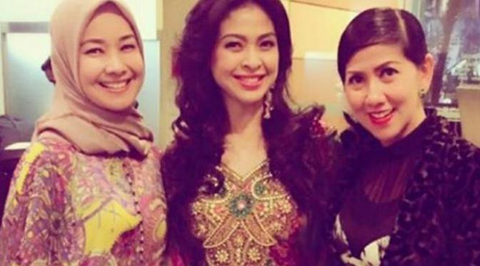 Senior Puteri Indonesia reuni pada pertengahan 2016 yang terdiri dari Alya Rohali, Indira Sudiro, dan Venna Melinda. (Instagram - @arohali)