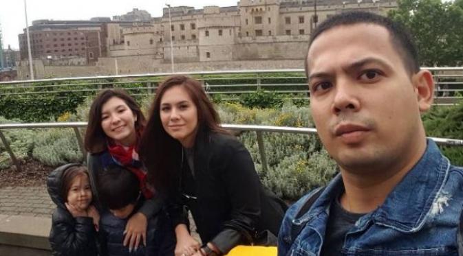 Wulan Guritno bersama keluarga saat berada di London, Inggris. (Instagram - @wulanguritno)