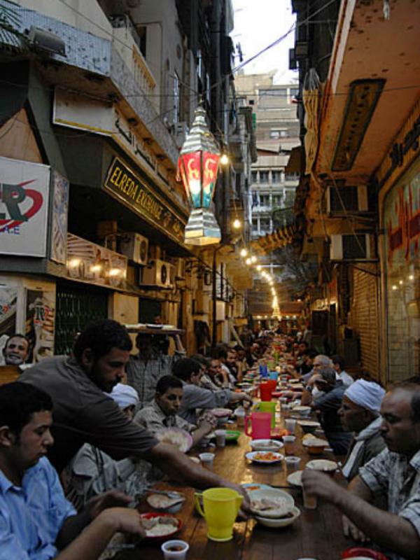 Penduduk Mesir memiliki tradisi tersendiri selama bulan Ramadan. Sumber: Egyptianstreets.com
