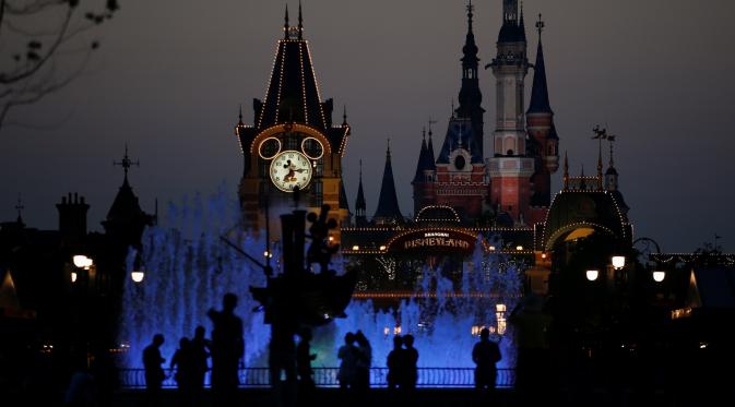 Sejumlah pengunjung saat hadir dalam pembukaan tiga hari pembukaan  taman Impian Disney di Shanghai , Cina , 14 Juni 2016. Taman hiburan ini mempunyai kastil Disney yang paling besar di seluruh dunia. (REUTERS / Aly Song)
