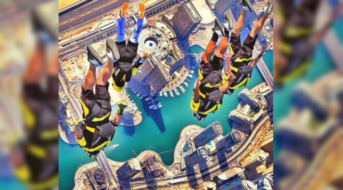 Terjun payung di atas kota Dubai. (sumber: Pinterest)