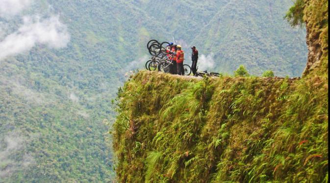 Menelusuri 'death road' di Bolivia (sumber: The Telegraph)