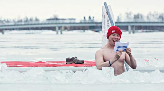 Berendam di dalam danau es di Finlandia. (sumber: Mirror)