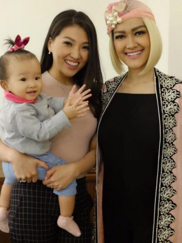 Julia Perez bersama Sarwendah dan Thalia Putri Onsu [foto: instagram/juliaperrezz]