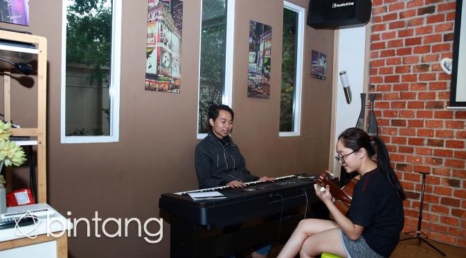 Studio tempat Natalie Zenn dan keluarga berlatih musik. (Deki Prayoga/Bintang.com)