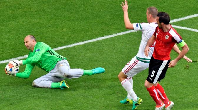 Aksi kiper tim nasional Hungaria, Gabor Kiraly, saat berupaya mengamankan gawangnya dari gempuran para pemain Austria pada laga Piala Eropa 2016, di Stade de Bordeaux, Selasa (14/6/2016). (AFP/Georges Gobet)