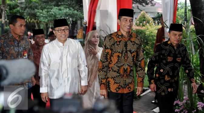 Presiden Joko Widodo (tengah) saat hadir di kediaman Ketua MPR Zulkifli Hasan untuk mengikuti acara buka puasa bersama di kawasan Widya Chandra, Jakarta, Rabu (15/6). (Liputan6.com/Johan Tallo)