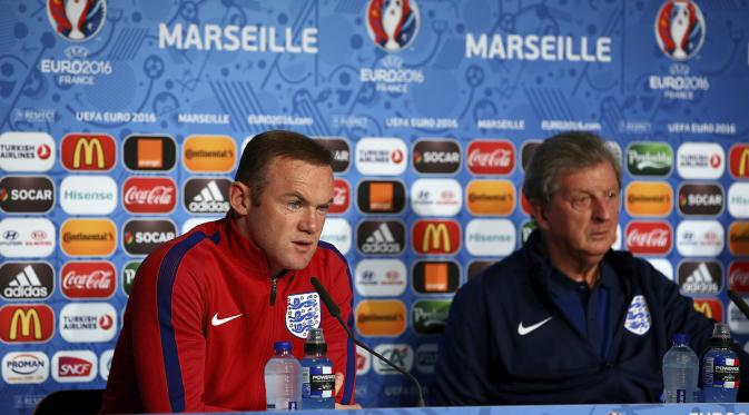 Roy Hodgson dan kapten tim Inggris Wayne Rooney dalam konferensi pers. (Reuters / Pool Pic / UEFA Livepic)