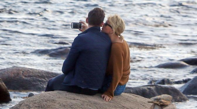 Taylor Swift tertangkap kamera tengah bermesraan dengan Tom Hiddleston. (sumber: The Sun)