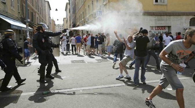 Polisi Prancis tembakkan gas air mata ke supporter Rusia Euro 2016 (Reuters)