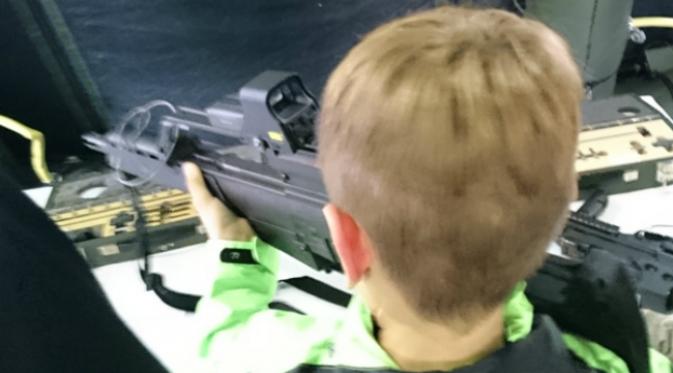 Baru-baru ini beredar foto seorang anak kecil di Jerman dipersilahkan bermain-main dengan senjata mesin yang mematikan. Netizen pun gerah. (Sumber Deutsche Friedensgesellschaft)