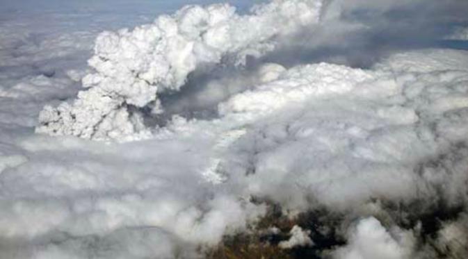 Penampakan abu vulkanik hasil erupsi gunung di angkasa (NASA)
