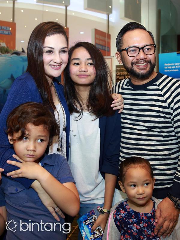 Keluarga Indra Brasco dan Mona Ratuliu. (Deki Prayoga/Bintang.com)