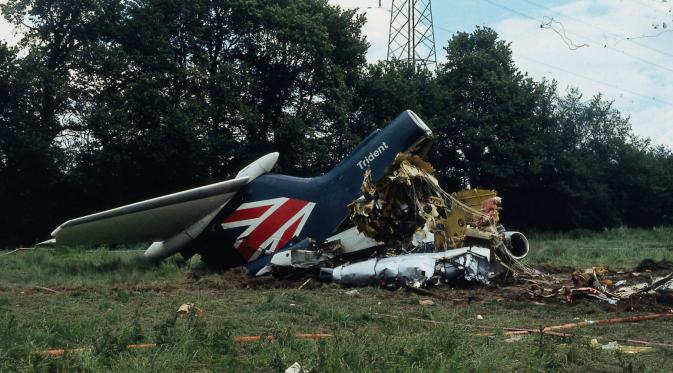 Buntut pesawat British European Airways 548 yang jatuh di Staines, Inggris. (getsurrey.co.uk)