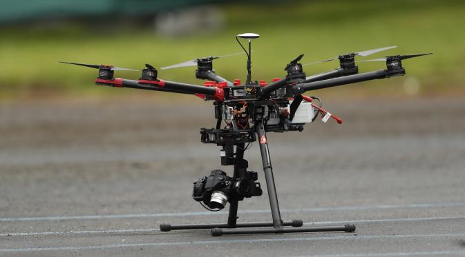 Drone atau pesawat nirawak digunakan untuk memantau keamanan di lokasi latihan Timnas Inggris (Reuters)