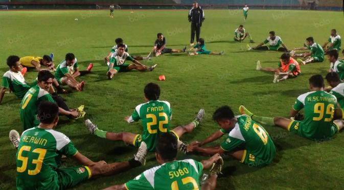 Para Pemain Bhayangkara Surabaya United tengah berlatih usai berbuka puasa di Surabaya, (9/6/2016). (Bola.com/Fahrizal Anas)