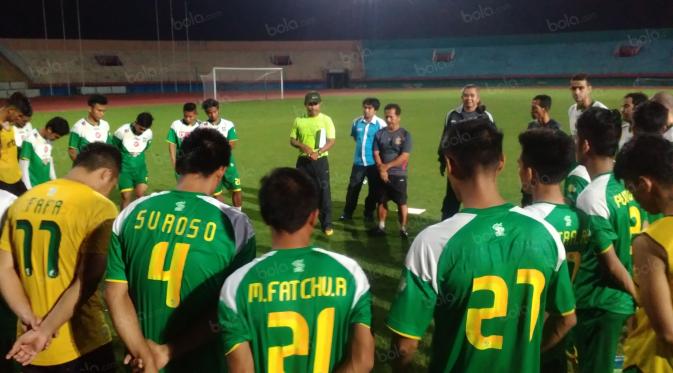 Evan Dimas dkk. mendengar arahan pelatih Ibnu Grahan saat berlatih  pada bulan Ramadan di Surabaya, (9/6/2016). (Bola.com/Fahrizal Anas)