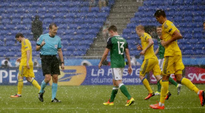 Hujan es di laga Ukraina vs Irlandia Utara (Reuters)