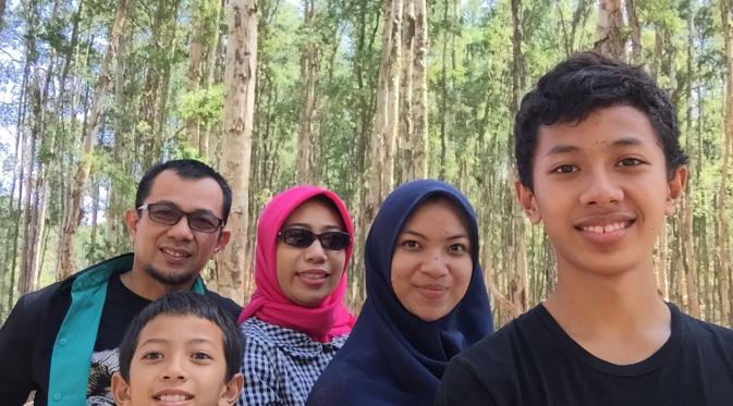 Ustaz Wijayanto bersama istri dan anak