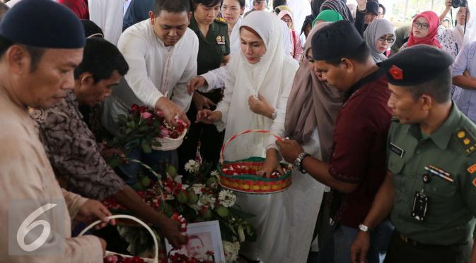 Suasana pemakaman ayah Marini Zumarnis, Zumarnis Zein, di TPU Karet Bivak, Jakarta, Jumat (17/6/2016). [Foto: Herman Zakharia/Liputan6.com]