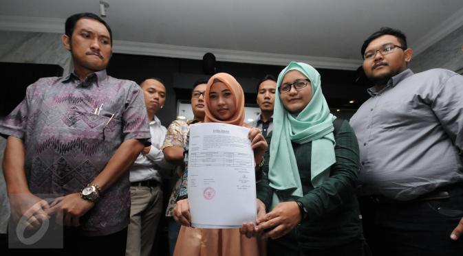 Juru Bicara TemanAhok, Amalia Ayuningtyas (kedua kanan) memegang tanda terima pengajuan judicial review di gedung Mahkamah Konstitusi, Jakarta, Jumat (17/6). Judicial Review terkait UU Pilkada yang direvisi DPR. (liputan6.com/Helmi Fithriansyah)