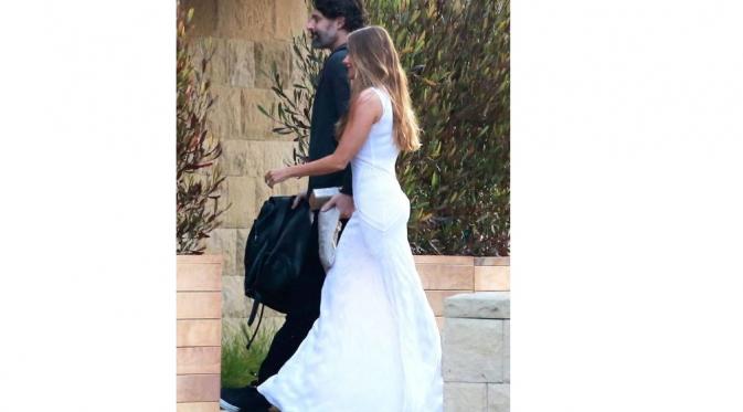 Sofia Vergara nampak cantik mengenakan gaun pengantin berwarna putih panjang, dengan rambutnya yang ia gerai indah. (Us Weekly)