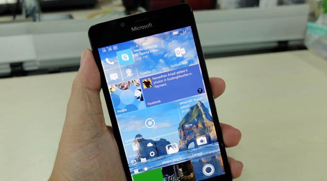 Tampilan depan Lumia 950. (Liputan6.com/ Jeko Iqbal Reza)