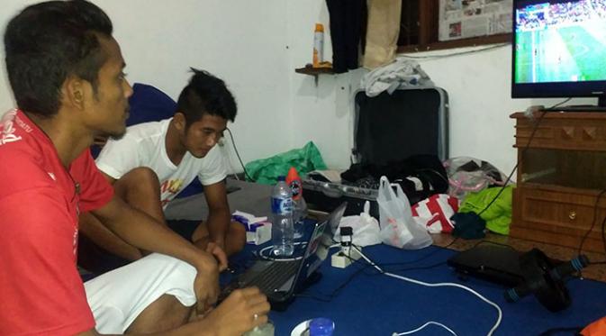 Putu Gede Juni Antara dan Zulfiandi nobar Piala Eropa 2016 di kamar mes Bhayangkara Surabaya United, Jumat (17/6/2016) malam WIB. (Bola.com/Fahrizal Arnas)