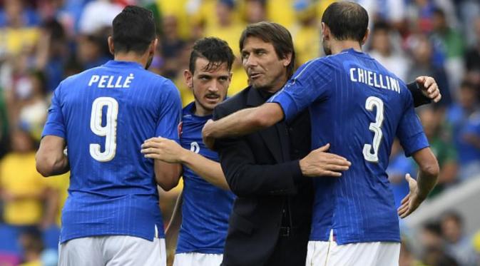 Pelatih Italia, Antonio Conte, mengucapkan selamat kepada pemainnya usai Italia mengalahkan Swedia 1-0. (AFP)
