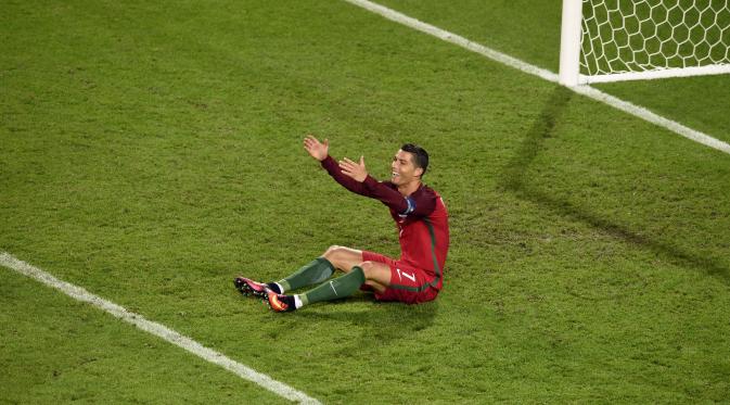 Reaksi bintang tim nasional Portugal, Cristiano Ronaldo, di sela laga melawan Islandia, pada matchday pertama Grup F Piala Eropa 2016, di Geoffroy-Guichard, Selasa (14/6/2016).(AFP/Jean-Philippe Ksiazek).