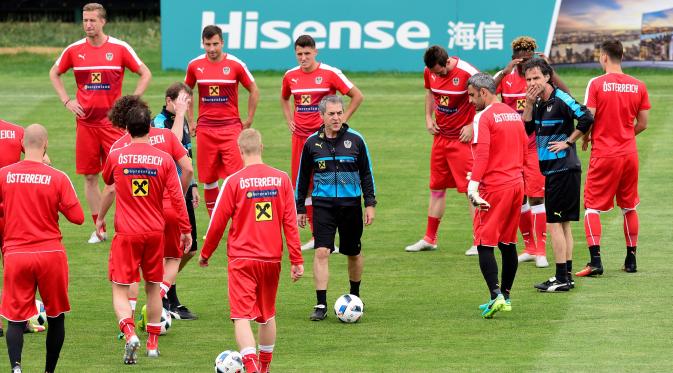 Para pemain tim nasional Austria saat menggelar latihan menjelang matchday kedua Grup F Piala Eropa 2016 melawan Portugal, di Mallemort, Kamis (16/6/2016). (AFP/Tobias Schwarz).