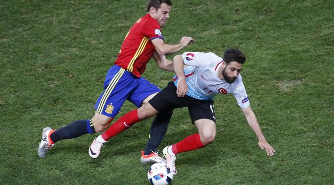 Azpilicueta coba berebut bola dengan pemain Turki (REUTERS/Eric Gaillard)
