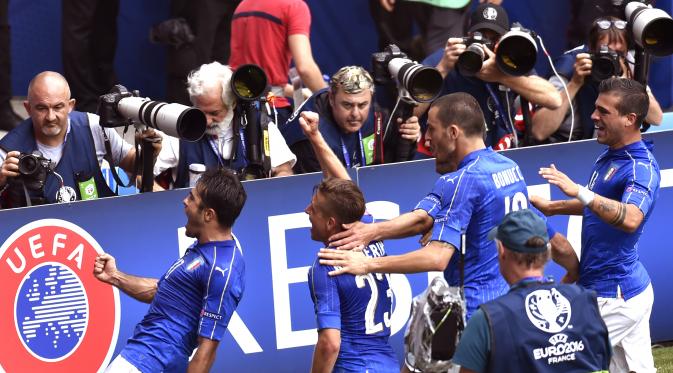 Selebrasi Eder Martins seusai mencetak gol kemenangan 1-0 Italia atas Swedia. (Pascal PAVANI / AFP)