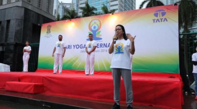 Duta Besar India untuk Indonesia, Nengcha Lhouvum saat memberikan sambutan pada peringatan acara Hari Yoga Internasional di Jakarta pada Sabtu (18/6/2016).