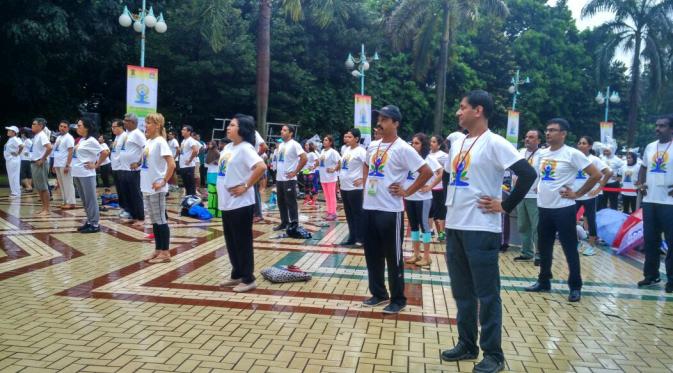 Suasana yoga bersama di Plasa Selatan, Gelora Bung Karno (liputan6/Khairisa Ferida)
