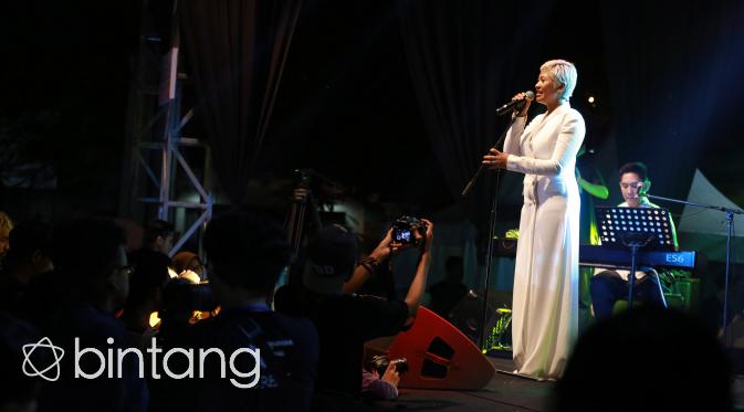 Dira Sugandi saat tampil di Ramadhan Jazz Festival. (Galih W. Satria/Bintang.com)