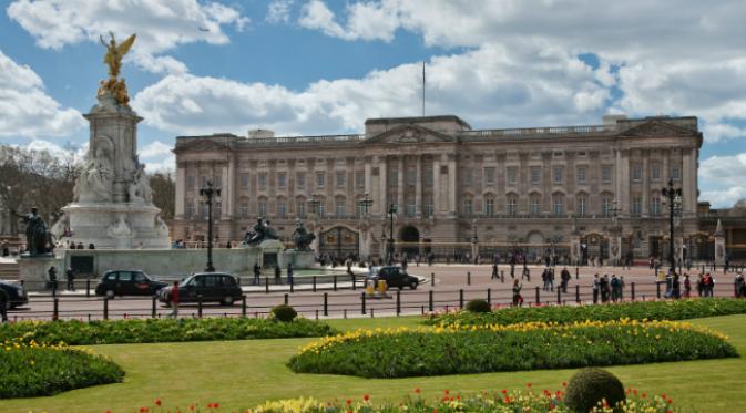 Buckingham Palace. Pernah terpikirkan tentang rumah-rumah termahal sedunia? Di mana letaknya? Siapa pemiliknya? (Sumber Wikipedia)