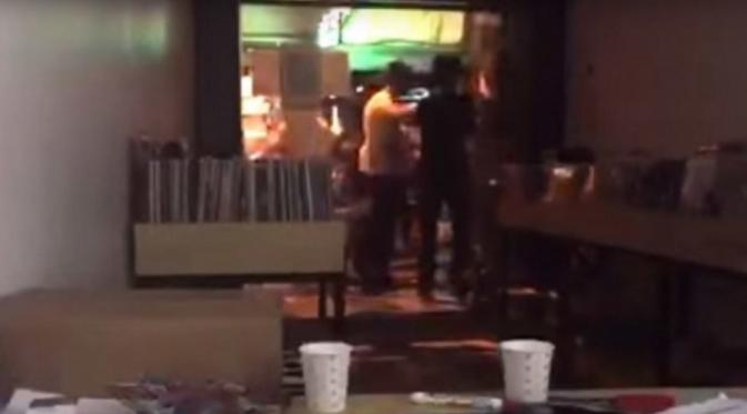 Suasana dalam toko musik Istanbul Turki saat diserang kelompok pria (Video Grab/Aljazeera)