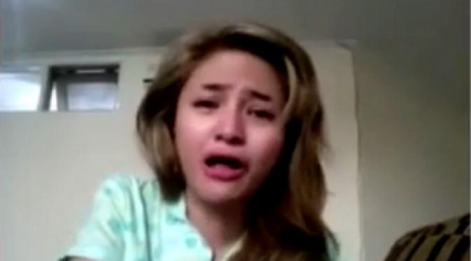 Marshanda saat menangis di sebuah video (Source: Vidio.com)