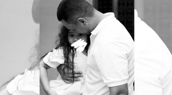 Aaliyah Massaid masih kecil bersama mendiang Adjie Massaid (Instagram)