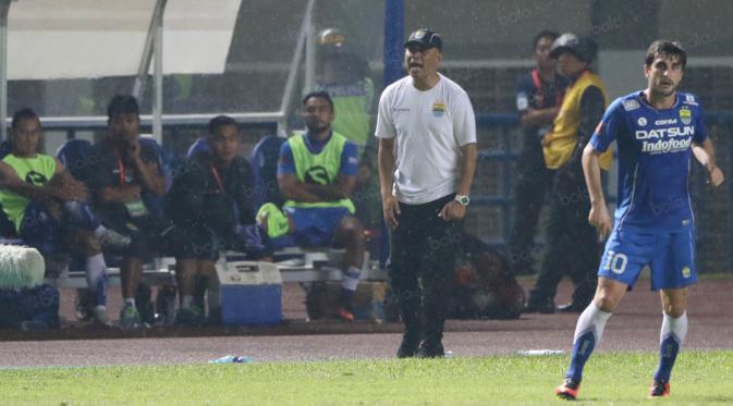 Herrie Setiawan berteriak memberikan arahan kepada tim Persib Bandung saat melawan Mitra Kukar di ajang Torabika SC 2016. Persib Bandung Menang 2-1. (Bola.com/Nicklas Hanoatubun)