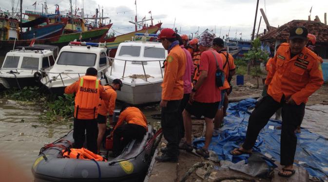 Petugas SAR mencari ABK yang hilang terseret gelombang tinggi di Jepara, Jawa Tengah. (Liputan6.com/Edhie Prayitno Ige)
